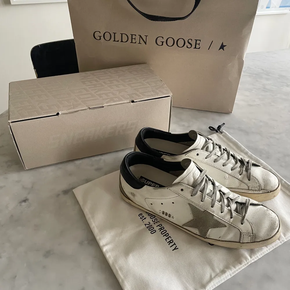Säljer mina golden goose skor! Allt OG finns inkl kvitto och dom är 100% äkta. Köpta på golden goose butiken i London. Kom dm ifall du är intresserad, så kan pris diskuteras:))). Skor.