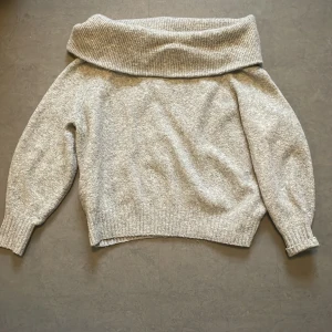 Stickad tröja off shoulder - Stickad off shoulder-tröja från HM i bra skick