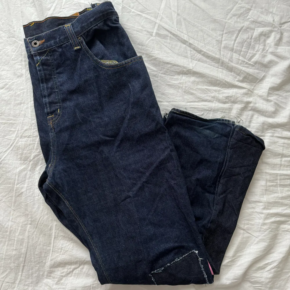 en kompis reworked evisu jeans, baksidan är riktig evisu men framsidan är från ett annat par. baggy fit, oklart vilken storlek men skulle säga runt W30-34. säljer pga att de är för stora för mig. pris kan diskuteras (ej inkluderat frakt). Jeans & Byxor.