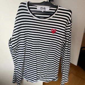 Cdg  - Sitter litet som en s-m 