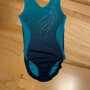 Gymnastikdräkt strl 130-140 - Dottern säljer denna i storleken 130-140, fint skick.