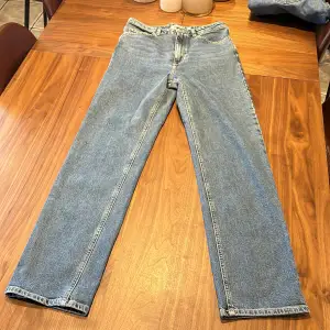 Knappt använda högmidjade jeans med lite mer vida ben.