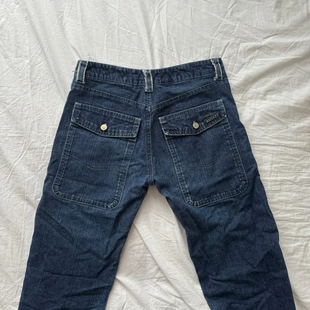 jeans som jag köpt från en secondhand affär några år sen, ingen lapp men skulle säga runt W28-30, midjemåttet är 39cm & innerbenet 75cm. pris går att diskuteras. . Jeans & Byxor.