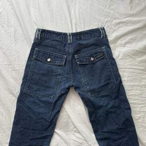 jeans som jag köpt från en secondhand affär några år sen, ingen lapp men skulle säga runt W28-30, midjemåttet är 39cm & innerbenet 75cm. pris går att diskuteras. 
