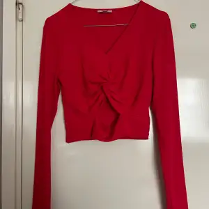 Jättefin röd tröja med en liten detalj vid magen. Köpt från Newyorker och använd endast några få gånger. Storlek L men passar även M. Säljer för 75kr. 