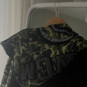 Bape hoodie, limited edition - Jättesnygg Bape hoodie limited edition. Köpt i en bapebutik i Tokyo. Nyskick, i princip aldrig använt. Jättesnygg till ett par jeans och sneakers😍 Nypris- dyyyr (13.000kr) Kan tänka mig att sälja för 5000kr då den är lite liten på mig. Storlek M.