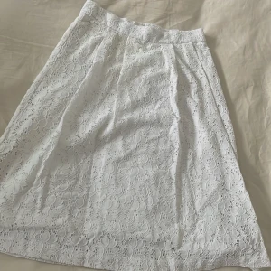 Vår kjol spets - Vit kjol i fint skick  Jag är 1.70 och kjolen når ner till hälften av mina smalben