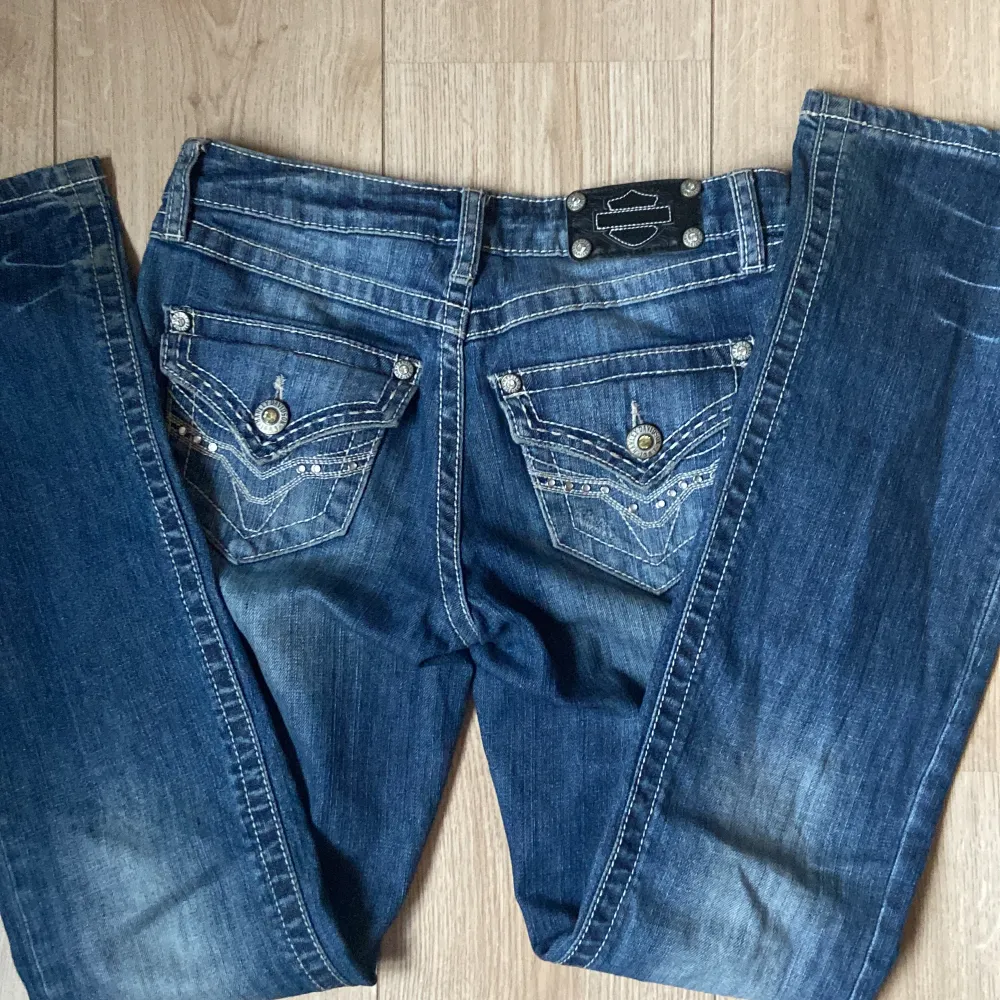 Säljer dessa jätte fina Harley Davidson jeans. De är omsydda till mer lågmidjat och är därför osäker på hållbarheten, men har använt dem flera gånger utan problem. Nypris 1000kr men säljer de då jag nu bytt stil😊❤️midjemått:37cm Innerben: 76cm. Jeans & Byxor.