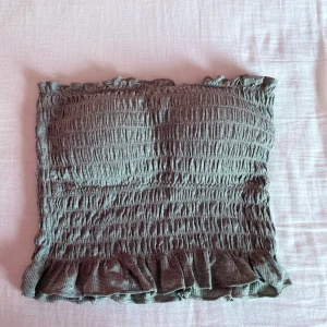 Topp - Grå topp perfekt till sommaren 🌞Med BH kuddar som man kan ta ur!  Använd typ 4 gånger. Stretchig!! 