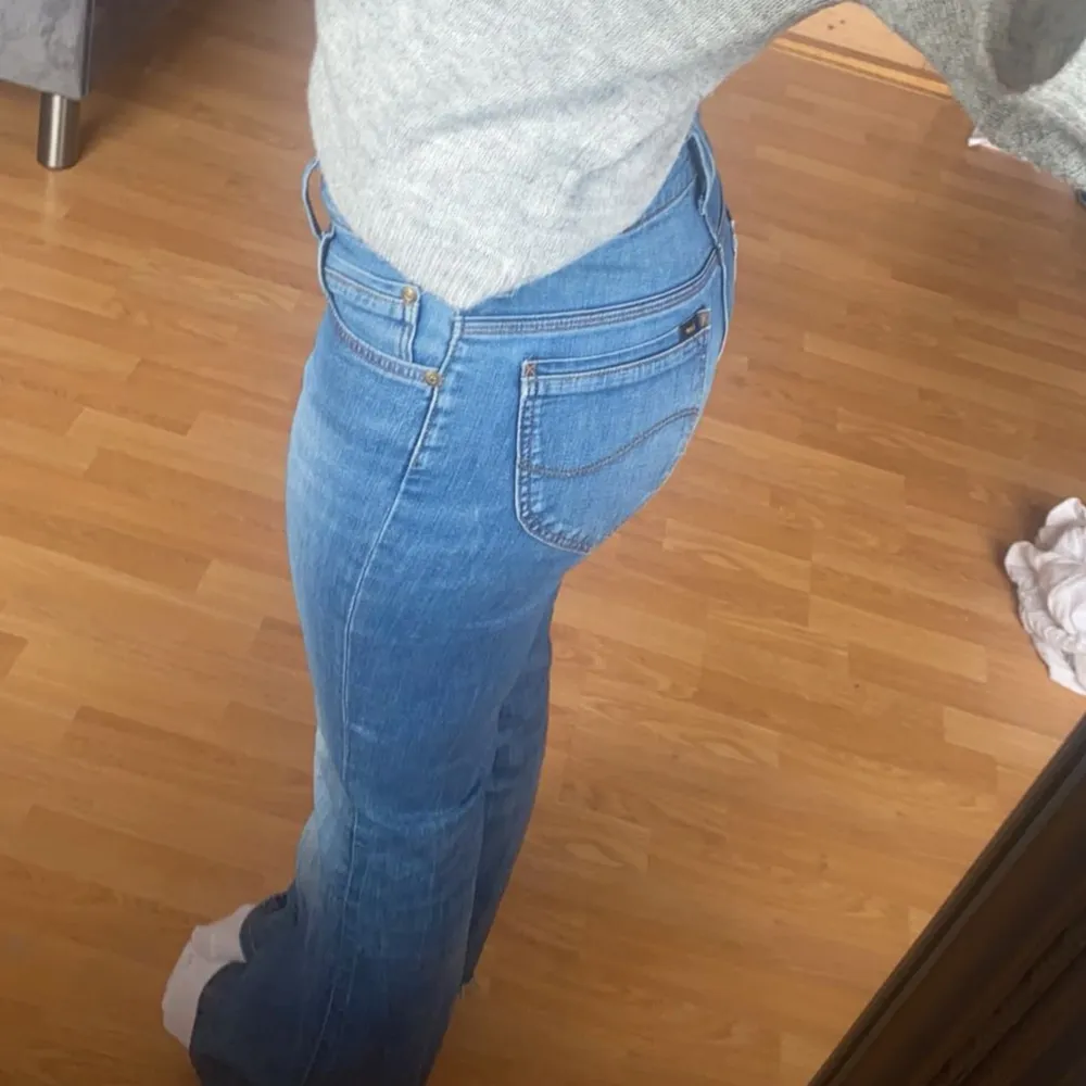 Jätte fina Lee jeans i storlek 36❤️ skriv vid mer frågor och dom är lite slitna där nere men inget man märker av( sista bilden) och dom är lågmidjade . Jeans & Byxor.