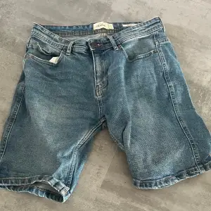 Säljer mina gamla PULL&BEAR Jeans shorts som jag har växt ur. Dom är i modell SLIM FIT. Storlek 31 och dom är i toppskick!
