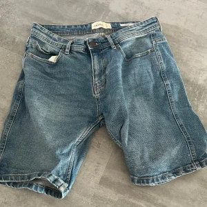 Jeans shorts - Säljer mina gamla PULL&BEAR Jeans shorts som jag har växt ur. Dom är i modell SLIM FIT. Storlek 31 och dom är i toppskick!