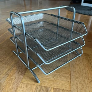 Förvaringshylla - En hylla med tre trådbackar som man kan dra ut. Funkar perfekt till papper och pärlplattor 