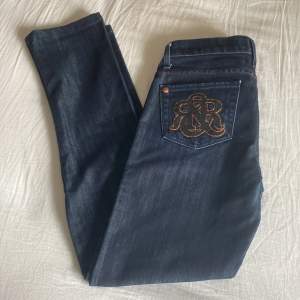 Dö snygga jeans från rock & republic. Midja: 35cm Grenmått: 18cm Lår: 25cm Innerbenslängd: 71cm Benöppning: 16,5. Använda 1 gång 9/10 skick. Tyvärr så kommer dem inte till användning längre. Skriv för frågor och funderingar💕