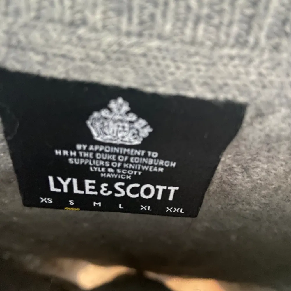 En väldigt snygg Lyle&Scott tröja. Tröjans skick är 10/10 då den är sparsamt använd. Vid frågor eller funderingar så är det bara att höra av sig. Pris kan alltid diskuteras. . Tröjor & Koftor.