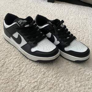 Säljer oäkta Nike dunk low panda i storlek 36. Använd 2 tillfällen. 