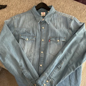 Levis  - Levis skjorta! Som ny skick änvant bara 2 gånger