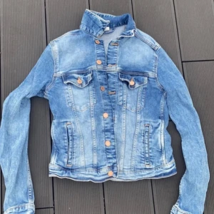 Jeans jacka  - Nästan aldrig använd. Slim form 