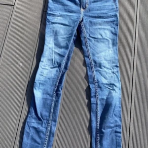 Jeans  - Storlek i längden: 28 Storlek i midjan: 24 Modellen är skinny jeans 
