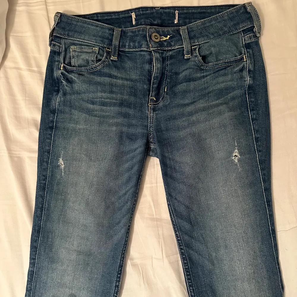 Så snygga lågmidjade jeans köpta här på plick, säljer igen då de inte passade tyvärr :( första bilden är lånad från säljaren. Jeans & Byxor.