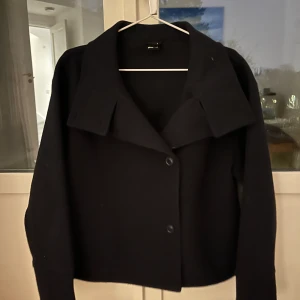 Mörkblå Gina kappa - Säljer denna superfina mörkblåa kappan från Gina Tricot. Säljer då jag köpt en ny jacka å denna inte kommer till användning längre💗 Strl S