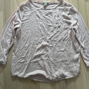 Ljusrosa blus - Ljusrosa/beige blus/ tshirt, bra skick, obs. halv genomskinligt tyg