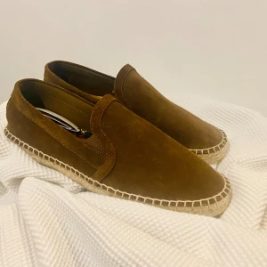 Mango Espadrilles  - Oanvända espadrillos från Mango! Endast prövade en gång, säljer för att de tyvärr var för små. De är true to size! Slutsålda överallt.
