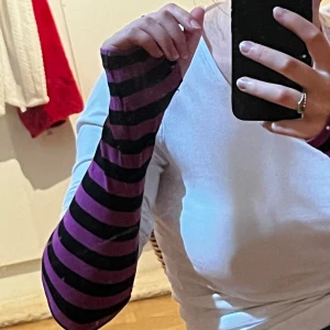 Armékarriär / fingerlösa långa vantar - Armvärmere i svart och lila. Använda men i gått skick🤍