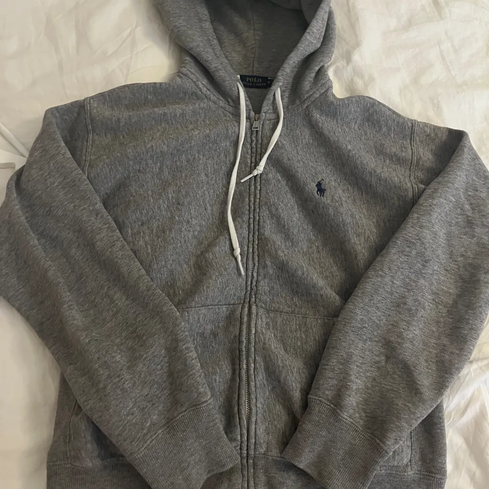 Fin grå hoodie med dragkedja från Ralph Lauren, den är endast använd en gång så den är i nyskick. Storlek M , köptes för 1099kr . Hoodies.