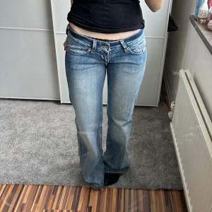 Så snygga lågmidjade jeans! Säljer då de är för långa!