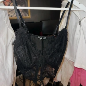 Svart Topp  - En svart topp från SHEIN.  Använd få antal gånger. 