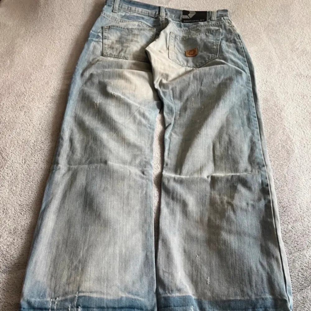 Ett par Baggy southpole jeans i storlek 34 Lite distressed Gylfen trasig. Jeans & Byxor.