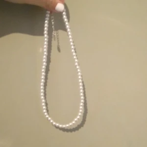 Pärl halsband - Ett jätte fint pärlhalsband som jag köpt på ur & penn köpte det för 250kr säljer för 40kr❤️jätte bra skick där av att jag bara använt det typ 1-2 gånger för har köpt ett nytt❤️(OBS)Läs min bio innan du köper)❤️skriv för fler bilder eller frågor❤️