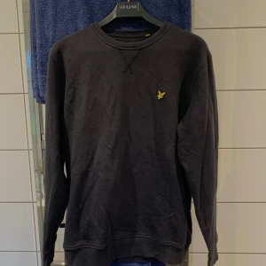 Lyle &scott tröja - Stilren tröja från lyle & scott inga hål MM i den. Skicka ett bud🙌🏼