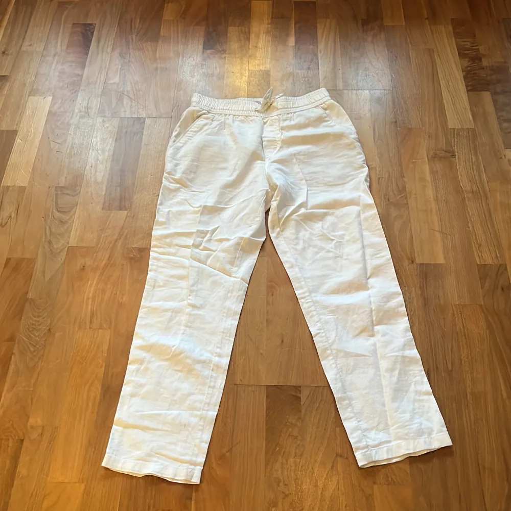 Säljer nu ett par vita linne byxor som är i bra sick och inte använda så mycket på senaste tiden . Jeans & Byxor.