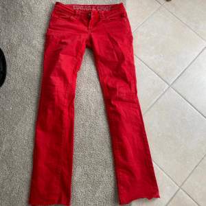 Säljer nu mina supercoola röda jeans.  Storlek 27/34, jag är 160 och de e lite långa på mig.