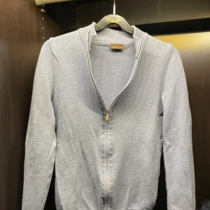 Stenström helzip  - Säljer denna helzip från Stenström i 100% merinoull | Storlek M men passar S | Inga defekter 