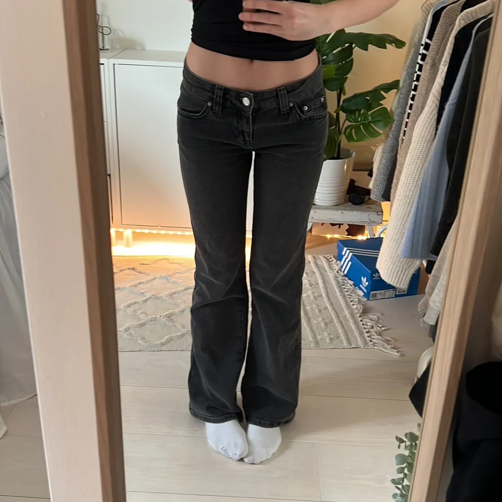 Svarta jeans med knappar på fickorna! Bara använda fåtal gånger så bra skick💓Nypris 499kr. Innerbenslängd: 76cm, midja: 36cm rakt över. Jeans & Byxor.