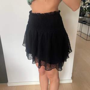 Fin svart kjol från bikbok, använd endast ett par gånger🖤🥰