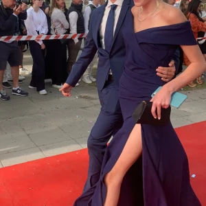 BALKLÄNNING!!! - Säljer en balklänning som ser exakt ut som den jag har på bilden!! Klänningen är helt ny då jag råkade beställa två (alltså använde jag inte en av de) klänningen är ifrån bubbleroom och är i storlek xs/s. Nypris är 1099kr Hör av er vid frågor!! 💙💙