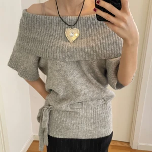 stickad topp - jättesöt unik stickad tröja som går att bära både off shoulder eller med krage som på sista bilden❤️❤️ hade varit så söt med en kjol!! ger en så najs figur 🔥🔥🔥 Jag på bilden har vanligtvis storlek xxs-xs