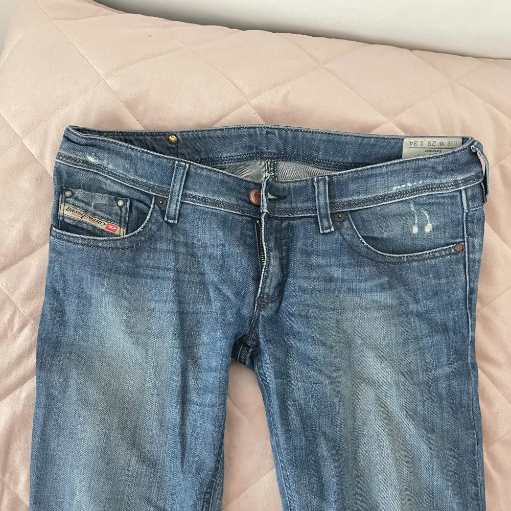 Säljer mina snygga lågmidjade diesel jeans köpt secondhand 💗 W29L34, skriv för fler bilder!. Jeans & Byxor.