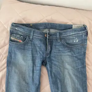 Assnygga lågmidjade straight jeans från diesel köpt secondhand 💗 W29L34, skriv för fler bilder!