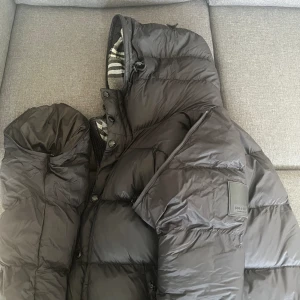 Burbery jacka/väst - En burberry jacka/väst, liten i storleken passar M inga hål, fläckar eller liknande. Kan tänka mig gå ner i pris vid en snabb affär. Skicka ett meddelande för fler frågor 