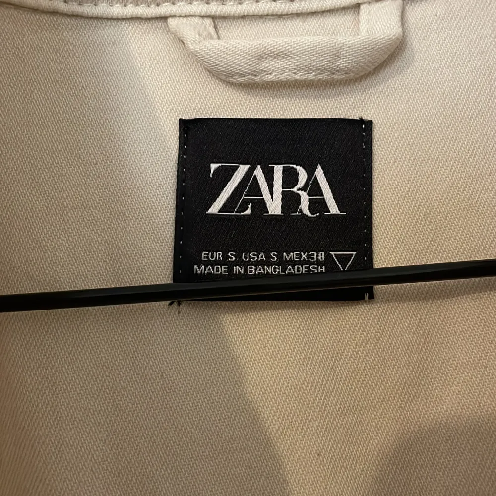 Skjorta från Zara i storlek S. Aldrig använda!. Skjortor.