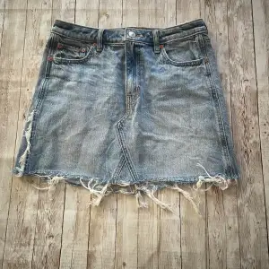 Säljer denna snygga jeans kjolen från american eagle! 💗Perfekt inför sommarn! Köpt för $42 i somras 