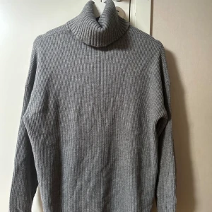 Vila stickad tröja strl. S - Grå stickad tröja från vila med polokrage i superfint skick!