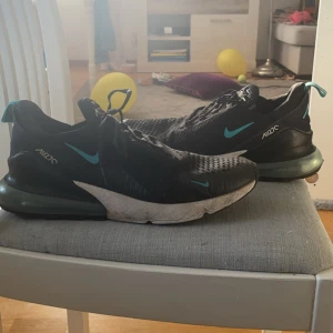 Nike Airmax 270 SvartBlå - Säljer dessa Airmax 270s eftersom jag inte använder de längre och har växt ut i dom. De är fortfarande i bra skick men de är lite smutsiga och lite slitna. Nypris på dessa kan gå runt på ca 1800kr. Priset kan diskuteras!