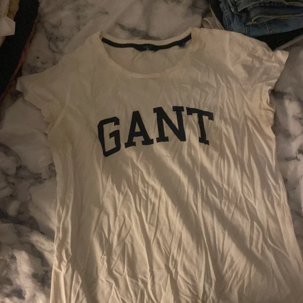 Säljer min Gant T-shirt då den inte längre kommer till användning.  Ny pris 400kr. T-shirts.