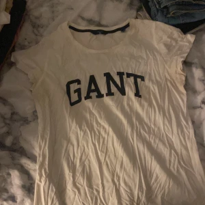 GANT T-shirt  - Säljer min Gant T-shirt då den inte längre kommer till användning.  Ny pris 400kr